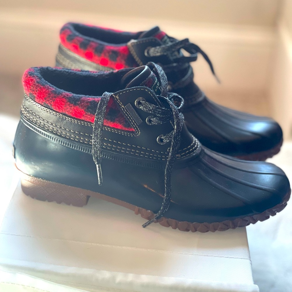 Low rain boots black w/ red like new!